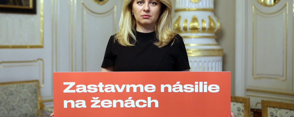 Prezidentka SR Z. Čaputová, držiaca tabuľu s nápisom Zastavme násilie na ženách