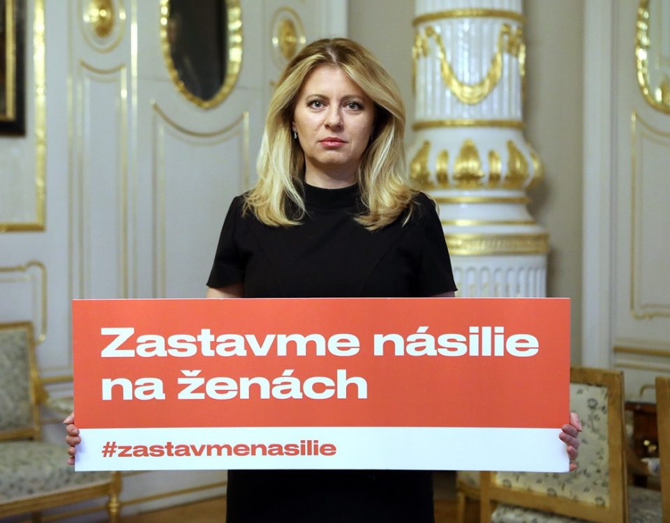 Prezidentka SR Z. Čaputová, držiaca tabuľu s nápisom Zastavme násilie na ženách