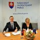 Ing. K. Habina, generálny riaditeľ NIP a PhDr. S. Porubänová, riaditeľka IVPR podpisujú Memorandum o spolupráci