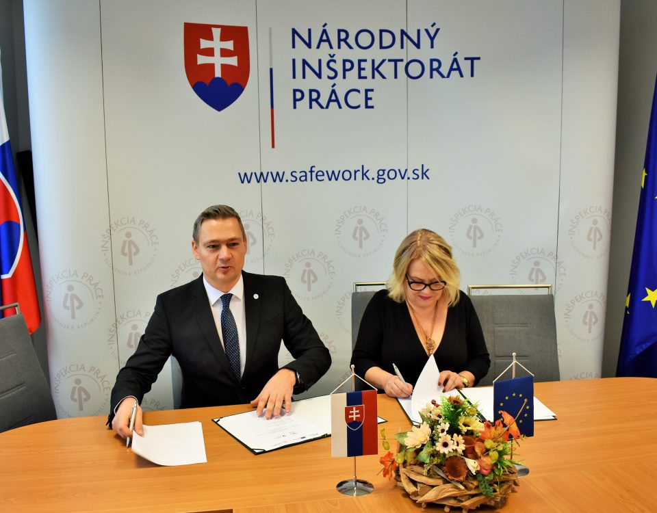 Ing. K. Habina, generálny riaditeľ NIP a PhDr. S. Porubänová, riaditeľka IVPR podpisujú Memorandum o spolupráci