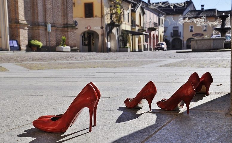Ilustračný obrázok - vyzuté červené topánky - lodičky na dlažbe