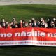 Osobnosti držiace transparent kampane Zastavme násilie na ženách (v strede Zuzana Čaputová)