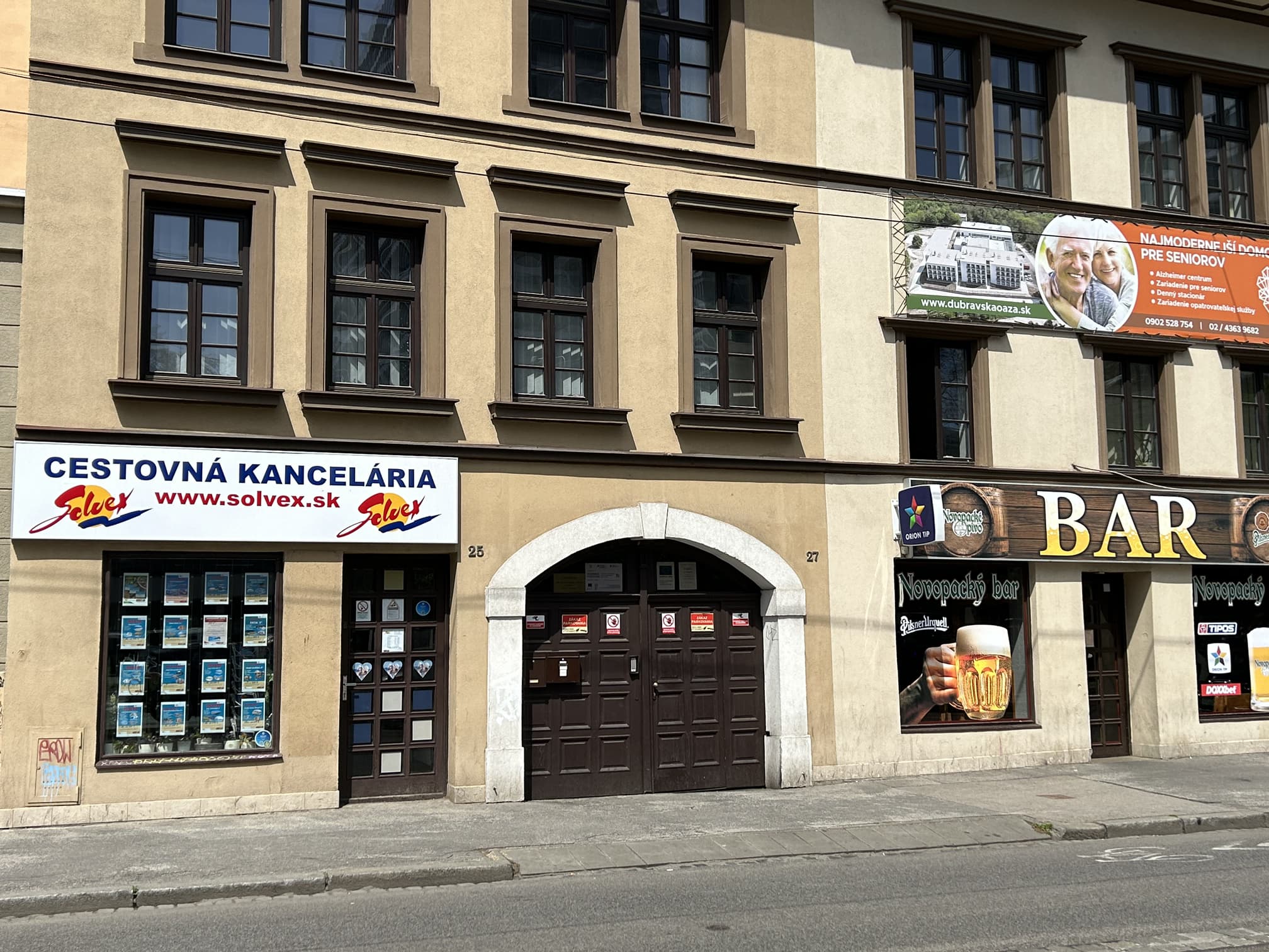 IVPR vchod, foto Špitálska 25, 27, Bratislava