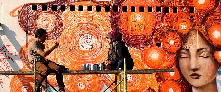 Skupina graffiti umelkýň maľovala oranžové nástenné maľby v zóne 18 v Guatemale City na podporu OSN Ženy a kampaň UNITE za ukončenie násilia na ženách. Foto: UN Women/Carlos Rivera